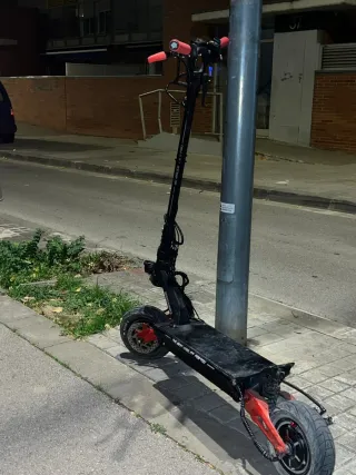 Patinete Eléctrico Negro y Rojo