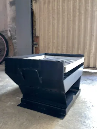 Parrilla metálica negra y plateada