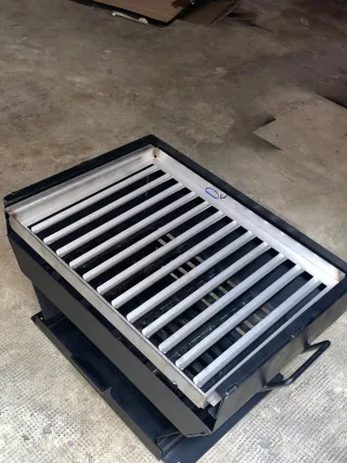 Parrilla metálica negra y plateada