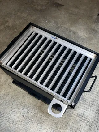 Parrilla metálica negra y plateada