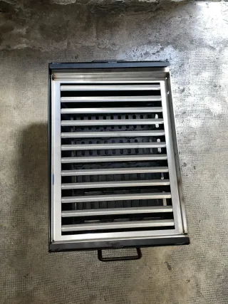 Parrilla metálica negra y plateada