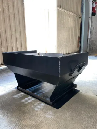 Parrilla metálica negra y plateada