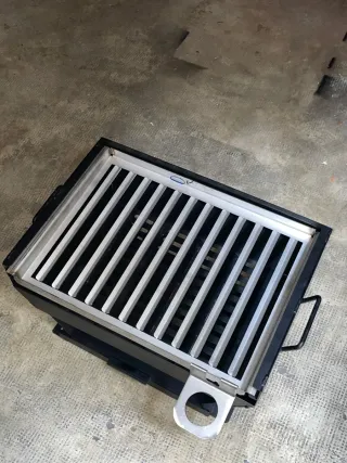 Parrilla metálica negra y plateada