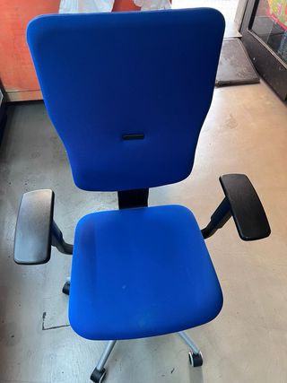 Silla de oficina Steelcase azul y negra