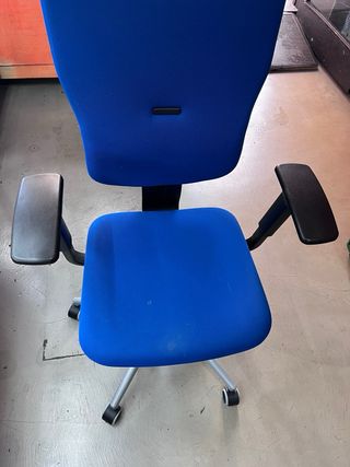 Silla de oficina Steelcase azul y negra