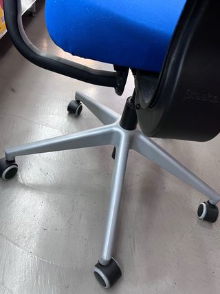 Silla de oficina Steelcase azul y negra