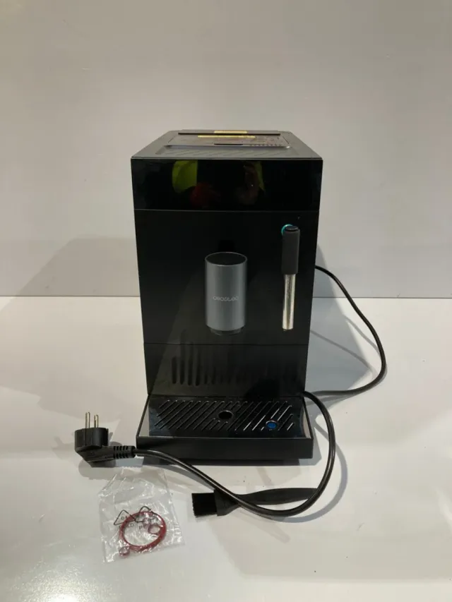 Macchina da caffè Cecotec Cremmaet Compact Steam superautomatica con vaporizzatore