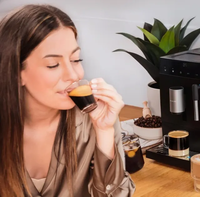 Macchina da caffè Cecotec Cremmaet Compact Steam superautomatica con vaporizzatore