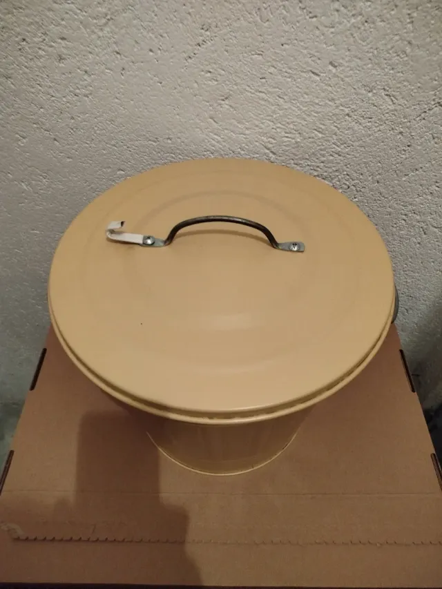 Cubo metálico Ikea beige