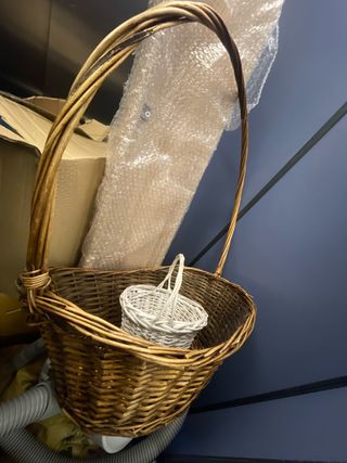 Cesta de mimbre grande con cesta pequeña