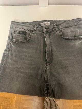 Pantalón vaquero gris Zara mujer