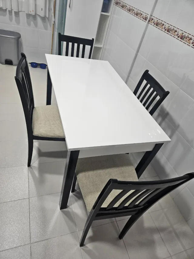 Mesa de cocina con 4 sillas a juego