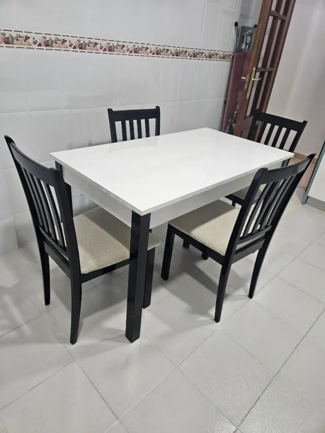 Mesa de cocina con 4 sillas a juego