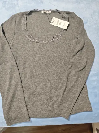 Camiseta Stradivarius gris encaje talla L