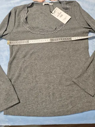 Camiseta Stradivarius gris encaje talla L