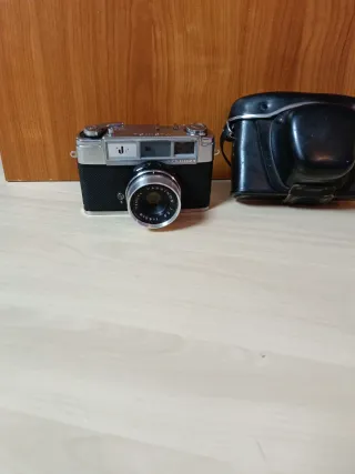 Cámara Yashica Plata y Negra