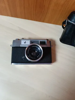 Cámara Yashica Plata y Negra