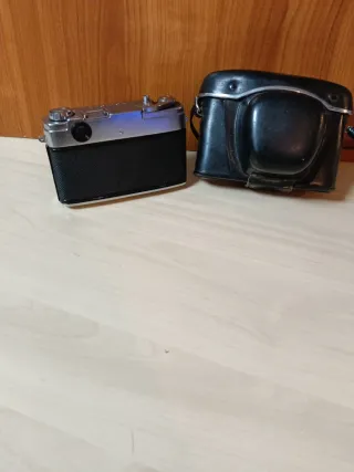 Cámara Yashica Plata y Negra