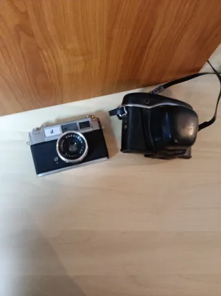 Cámara Yashica Plata y Negra