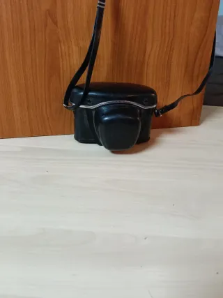 Cámara Yashica Plata y Negra