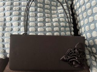 Bolso de fiesta negro con flor