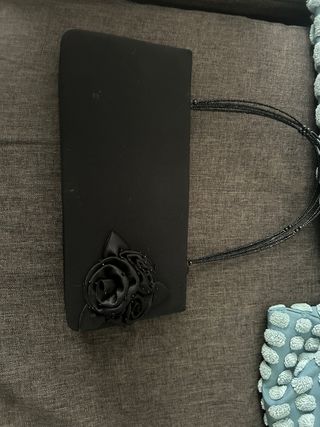 Bolso de fiesta negro con flor