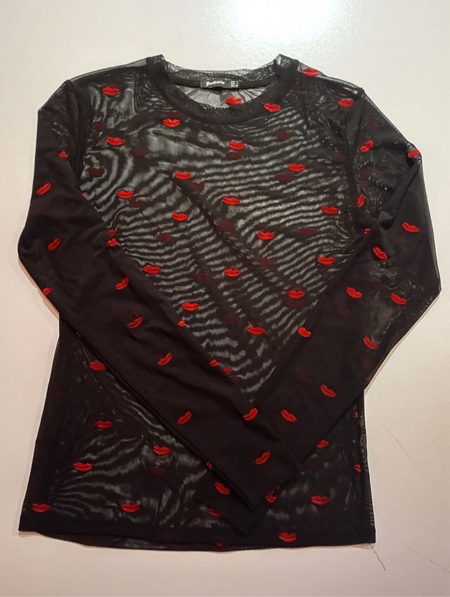 Blusa transparente negra con besos rojos
