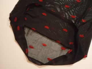 Blusa transparente negra con besos rojos