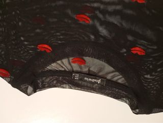 Blusa transparente negra con besos rojos