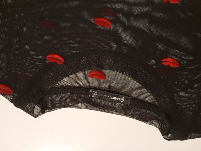 Blusa transparente negra con besos rojos