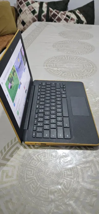 Ordenador portátil amarillo y negro