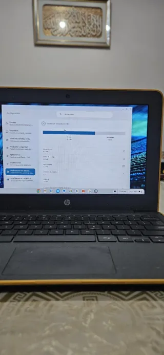 Ordenador portátil amarillo y negro