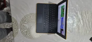 Ordenador portátil amarillo y negro