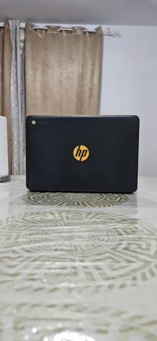 Ordenador portátil amarillo y negro