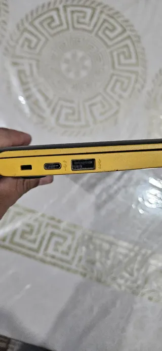 Ordenador portátil amarillo y negro