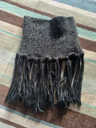 Bufanda/Braga Negra y Oro con Flecos