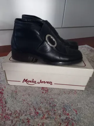 Botín de piel negro t36 con hebilla plateada