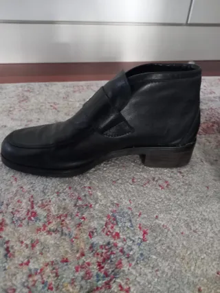 Botín de piel negro t36 con hebilla plateada