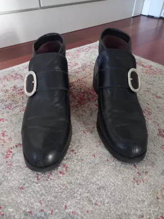 Botín de piel negro t36 con hebilla plateada
