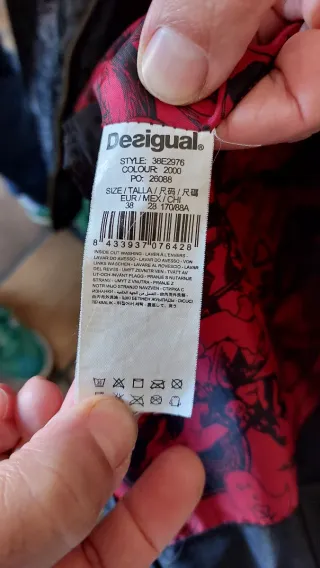 Piumino Desigual nero damascato con cappuccio