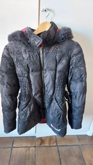 Piumino Desigual nero damascato con cappuccio