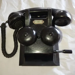 Teléfono negro antiguo pared timbres vistos