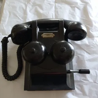 Teléfono negro antiguo pared timbres vistos