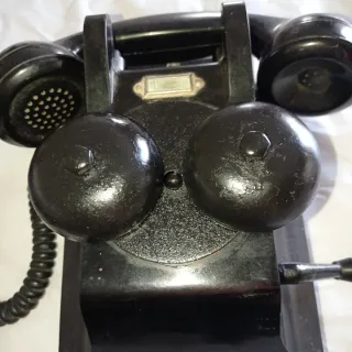 Teléfono negro antiguo pared timbres vistos