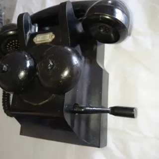 Teléfono negro antiguo pared timbres vistos