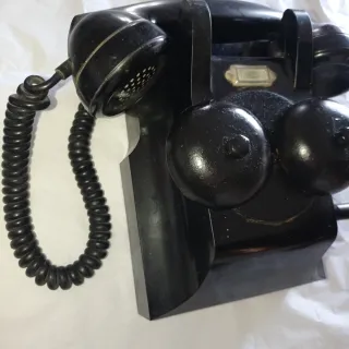 Teléfono negro antiguo pared timbres vistos