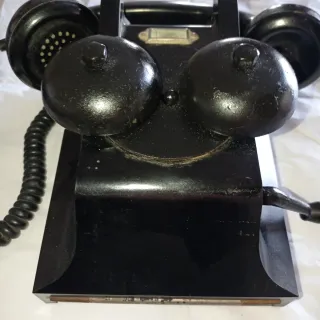 Teléfono negro antiguo pared timbres vistos