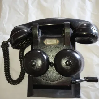 Teléfono negro antiguo pared timbres vistos