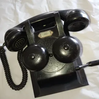 Teléfono negro antiguo pared timbres vistos