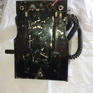 Teléfono negro antiguo pared timbres vistos